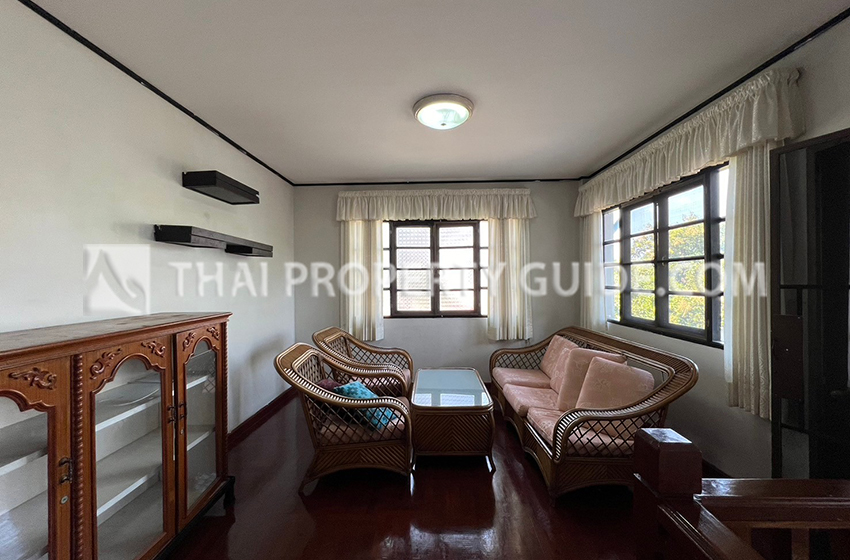 House with Shared Pool in Srinakarin 